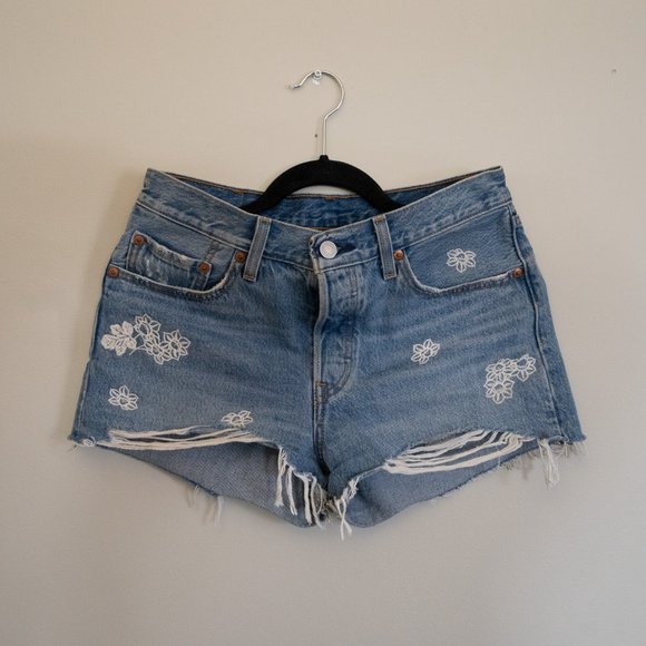 Levi’s 501 Floral Embroidered Shorts - Picture 5 of 6